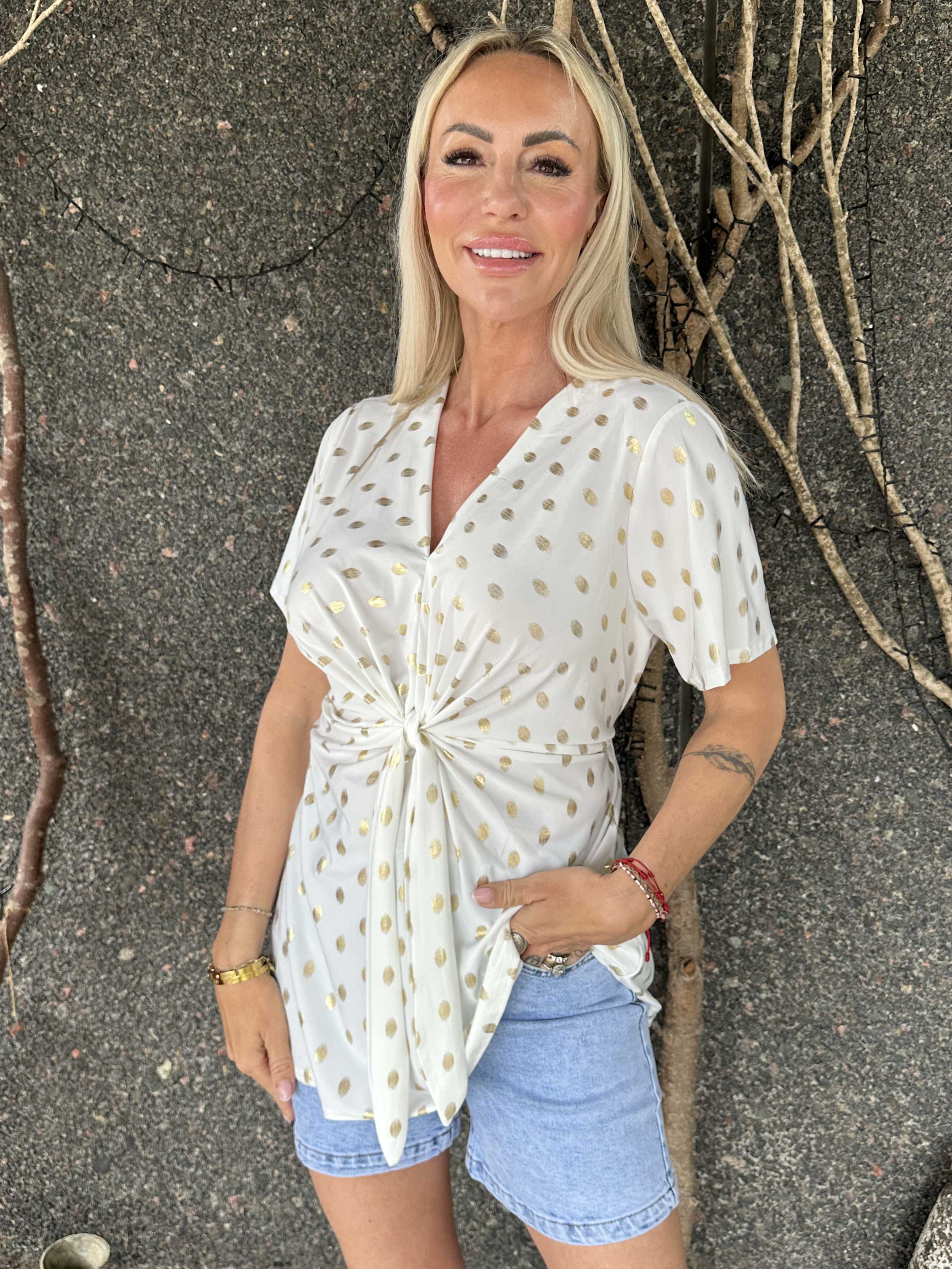 Molly Dot Shirt - Elastisk blue med fin knudedetalje foran